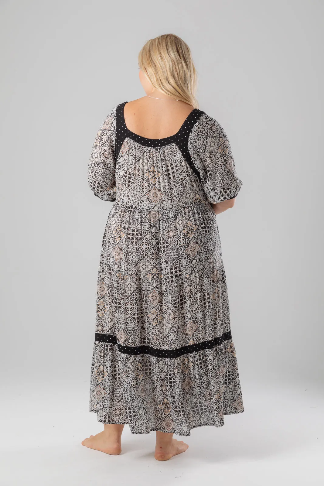 Sure! Here’s a possible optimized title for the Vapas Dress in English with modifiers:

Elegant Vapas Midi Dress with Floral Print and Flattering Silhouette for Any Occasion

Feel free to adjust the adjectives as needed for your specific product!